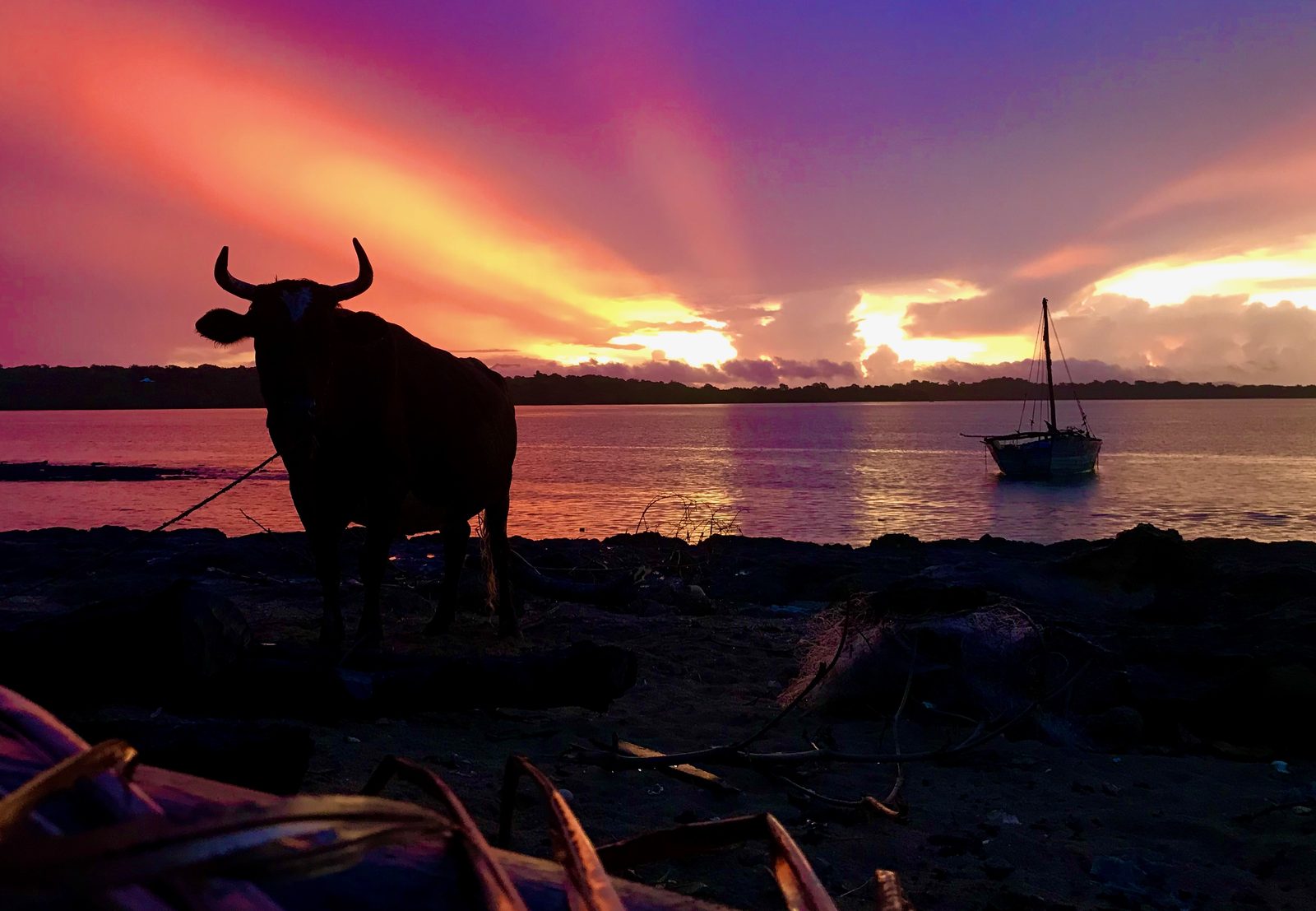Coucher de soleil en pirogue traditionnelle — Nosy Komba